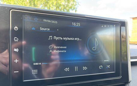 Toyota RAV4, 2021 год, 3 350 000 рублей, 13 фотография
