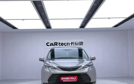 Toyota Sienna, 2021 год, 3 590 000 рублей, 2 фотография