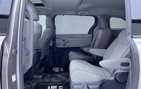 Toyota Sienna, 2021 год, 3 590 000 рублей, 21 фотография