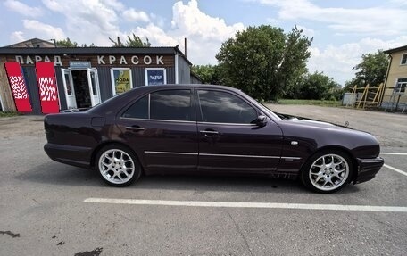 Mercedes-Benz E-Класс, 1997 год, 850 000 рублей, 3 фотография