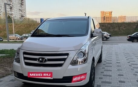 Hyundai Grand Starex Grand Starex I рестайлинг 2, 2017 год, 2 870 000 рублей, 2 фотография