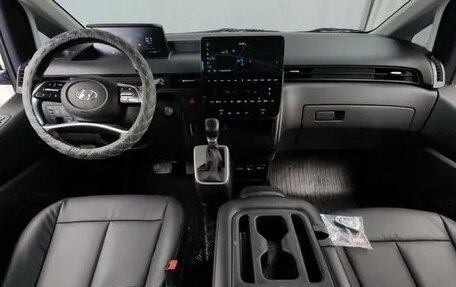 Hyundai Staria, 2022 год, 2 400 000 рублей, 8 фотография
