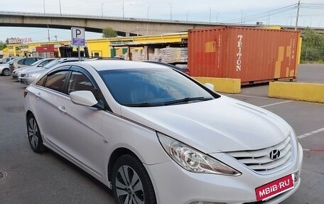 Hyundai Sonata VI, 2011 год, 970 000 рублей, 2 фотография