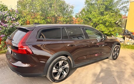 Volvo V60 Cross Country II, 2019 год, 2 800 000 рублей, 2 фотография