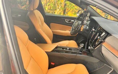 Volvo V60 Cross Country II, 2019 год, 2 800 000 рублей, 6 фотография