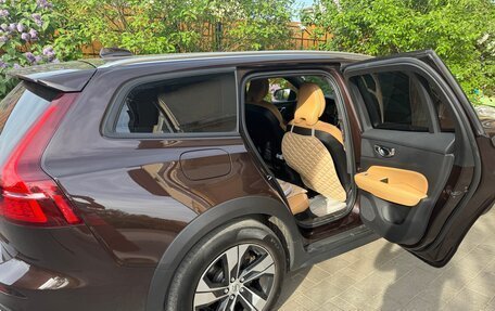 Volvo V60 Cross Country II, 2019 год, 2 800 000 рублей, 9 фотография