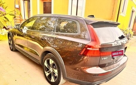 Volvo V60 Cross Country II, 2019 год, 2 800 000 рублей, 3 фотография