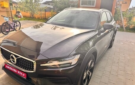 Volvo V60 Cross Country II, 2019 год, 2 800 000 рублей, 18 фотография