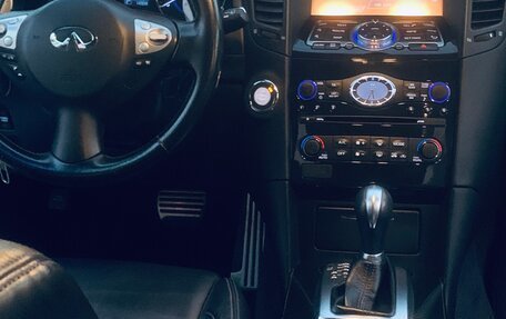 Infiniti QX70, 2015 год, 3 200 000 рублей, 13 фотография