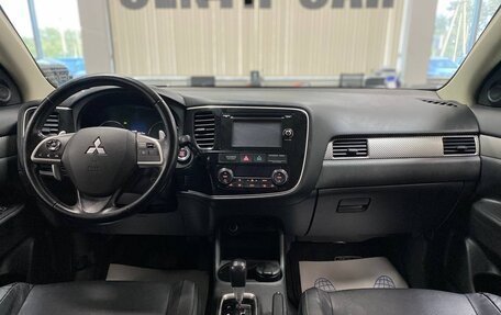 Mitsubishi Outlander III рестайлинг 3, 2013 год, 1 695 000 рублей, 10 фотография