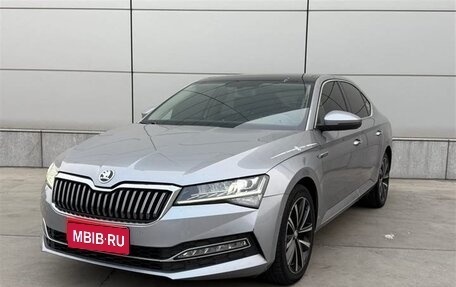Skoda Superb III рестайлинг, 2022 год, 1 800 000 рублей, 1 фотография