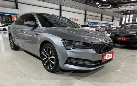 Skoda Superb III рестайлинг, 2022 год, 1 800 000 рублей, 3 фотография