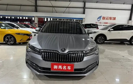 Skoda Superb III рестайлинг, 2022 год, 1 800 000 рублей, 2 фотография