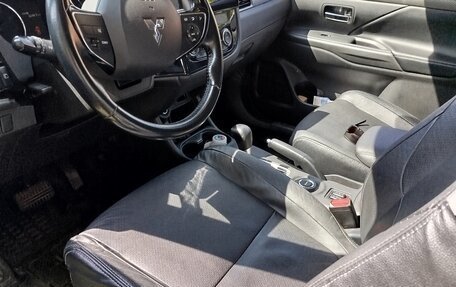 Mitsubishi Outlander III рестайлинг 3, 2015 год, 1 750 000 рублей, 3 фотография