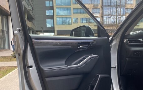 Toyota Highlander, 2021 год, 6 600 000 рублей, 9 фотография