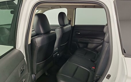 Mitsubishi Outlander III рестайлинг 3, 2016 год, 1 790 000 рублей, 12 фотография