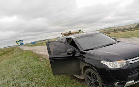 Mitsubishi Outlander III рестайлинг 3, 2014 год, 1 500 000 рублей, 6 фотография