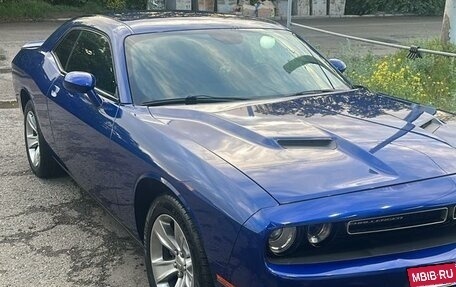 Dodge Challenger III рестайлинг 2, 2020 год, 3 450 000 рублей, 2 фотография