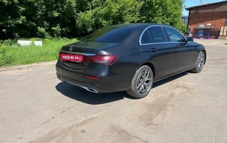 Mercedes-Benz E-Класс, 2021 год, 3 300 000 рублей, 4 фотография