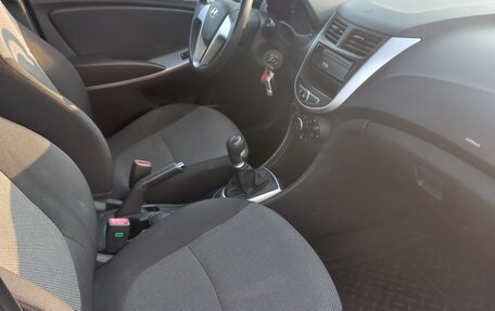 Hyundai Solaris II рестайлинг, 2011 год, 1 100 000 рублей, 8 фотография