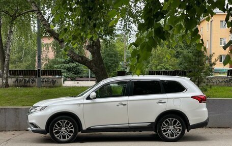 Mitsubishi Outlander III рестайлинг 3, 2015 год, 1 990 000 рублей, 7 фотография
