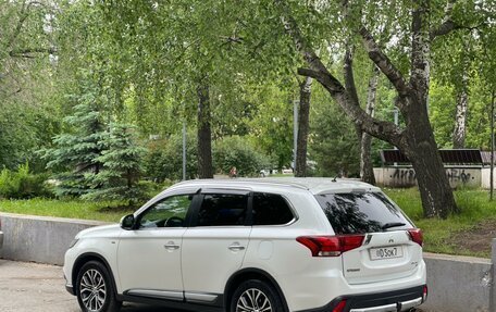 Mitsubishi Outlander III рестайлинг 3, 2015 год, 1 990 000 рублей, 6 фотография