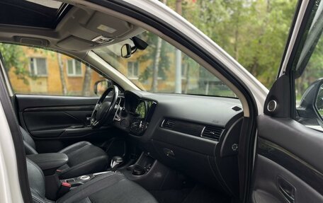 Mitsubishi Outlander III рестайлинг 3, 2015 год, 1 990 000 рублей, 22 фотография