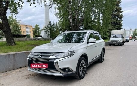 Mitsubishi Outlander III рестайлинг 3, 2015 год, 1 990 000 рублей, 10 фотография