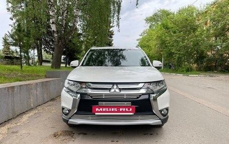 Mitsubishi Outlander III рестайлинг 3, 2015 год, 1 990 000 рублей, 12 фотография