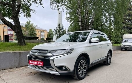 Mitsubishi Outlander III рестайлинг 3, 2015 год, 1 990 000 рублей, 13 фотография