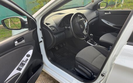 Hyundai Solaris II рестайлинг, 2011 год, 800 000 рублей, 4 фотография