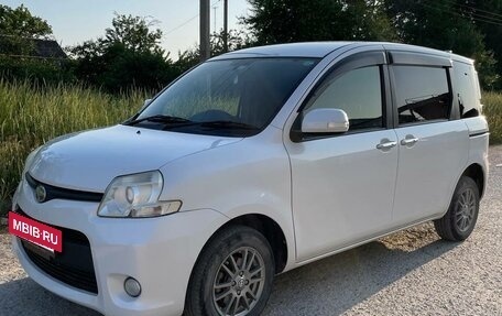 Toyota Sienta I, 2012 год, 990 000 рублей, 2 фотография