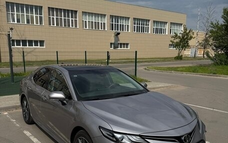 Toyota Camry, 2022 год, 3 900 000 рублей, 2 фотография