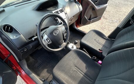 Toyota Yaris III рестайлинг, 2007 год, 690 000 рублей, 30 фотография