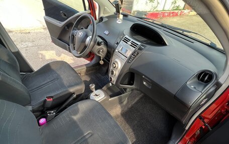 Toyota Yaris III рестайлинг, 2007 год, 690 000 рублей, 33 фотография