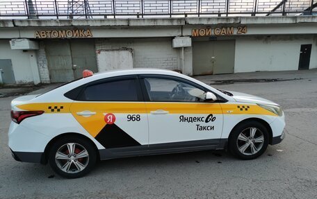 Hyundai Solaris II рестайлинг, 2018 год, 900 000 рублей, 4 фотография