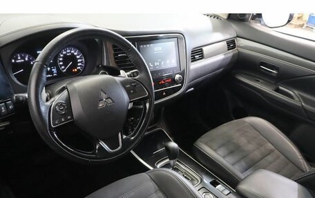 Mitsubishi Outlander III рестайлинг 3, 2021 год, 2 450 000 рублей, 6 фотография