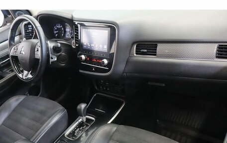 Mitsubishi Outlander III рестайлинг 3, 2021 год, 2 450 000 рублей, 5 фотография