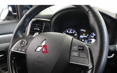 Mitsubishi Outlander III рестайлинг 3, 2021 год, 2 450 000 рублей, 8 фотография