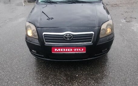 Toyota Avensis III рестайлинг, 2004 год, 550 000 рублей, 1 фотография