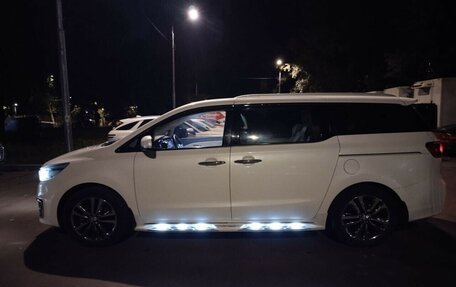 KIA Carnival III, 2017 год, 2 356 500 рублей, 2 фотография