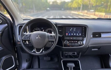 Mitsubishi Outlander III рестайлинг 3, 2021 год, 2 100 999 рублей, 9 фотография