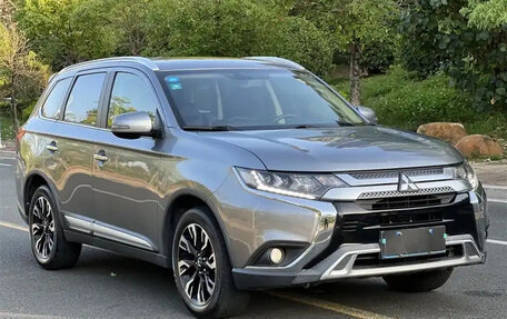 Mitsubishi Outlander III рестайлинг 3, 2021 год, 2 100 999 рублей, 3 фотография