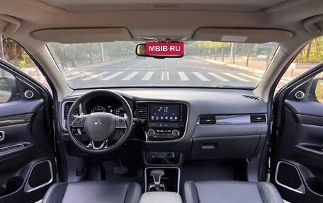 Mitsubishi Outlander III рестайлинг 3, 2021 год, 2 100 999 рублей, 7 фотография