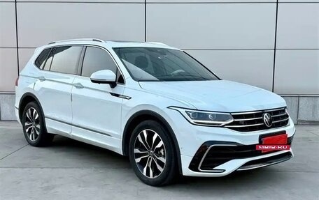 Volkswagen Tiguan II, 2022 год, 2 950 000 рублей, 2 фотография