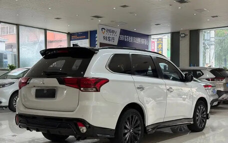 Mitsubishi Outlander III рестайлинг 3, 2022 год, 2 343 810 рублей, 4 фотография