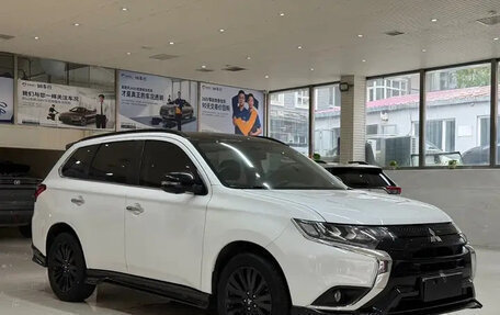 Mitsubishi Outlander III рестайлинг 3, 2022 год, 2 343 810 рублей, 3 фотография