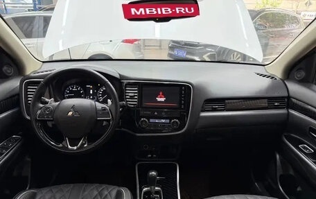 Mitsubishi Outlander III рестайлинг 3, 2022 год, 2 343 810 рублей, 10 фотография