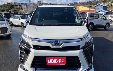Toyota Voxy III, 2021 год, 1 850 000 рублей, 2 фотография