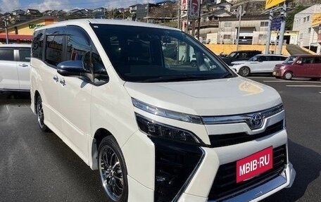 Toyota Voxy III, 2021 год, 1 850 000 рублей, 3 фотография